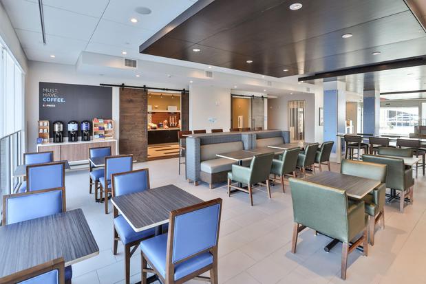 Images Holiday Inn Express & Suites Nashville Metrocenter Downtown by IHG