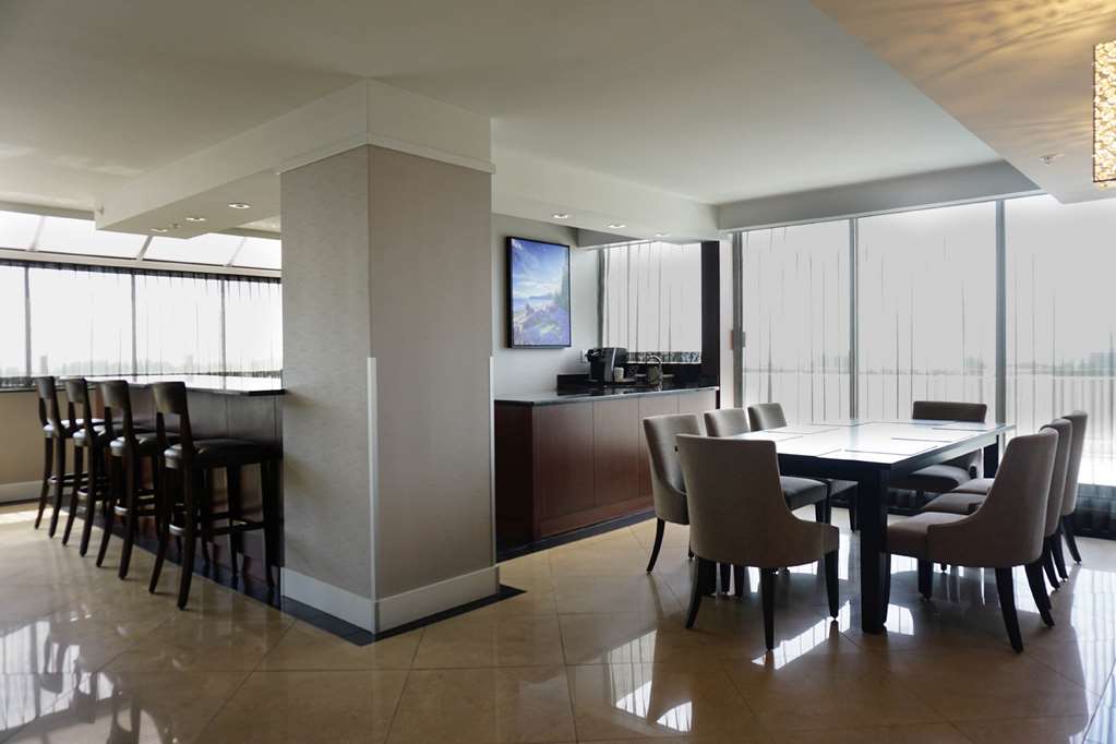 Guest room amenity DoubleTree by Hilton Hotel & Suites Victoria Victoria (250)940-3100