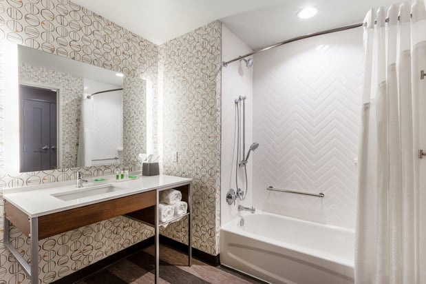 Images Holiday Inn & Suites Cedar Falls-Waterloo Event Ctr by IHG
