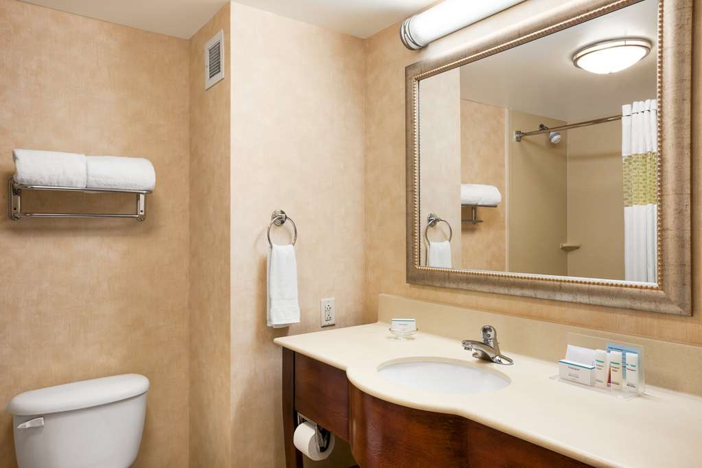 Guest room bath
