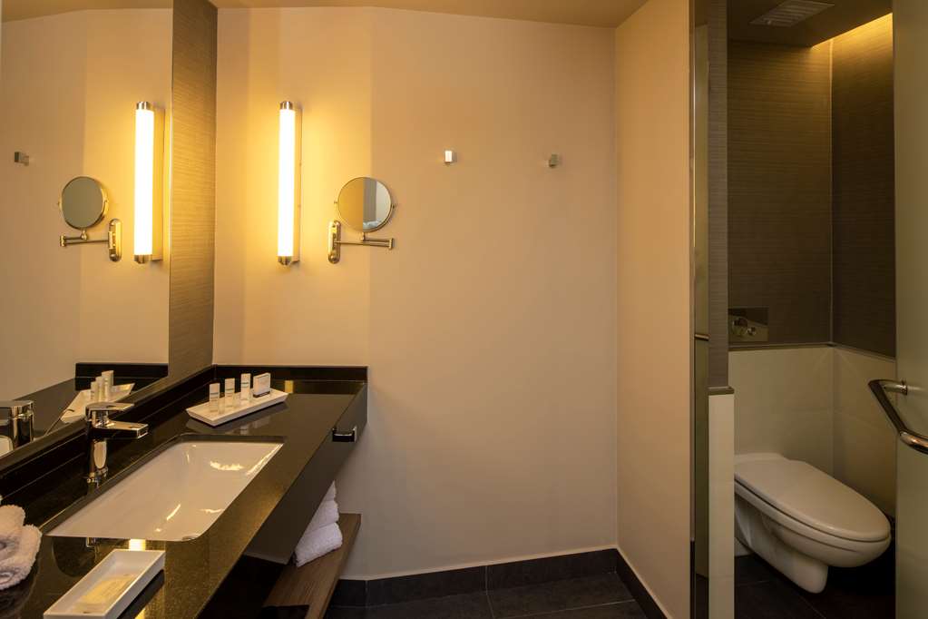 Guest room bath Hilton Garden Inn Lima Miraflores Lima (01) 5104000
