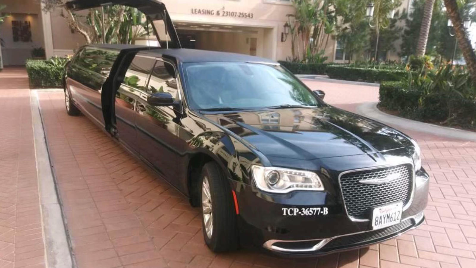 OC VIP LIMO-Chrysler negra para 10 pasajeros