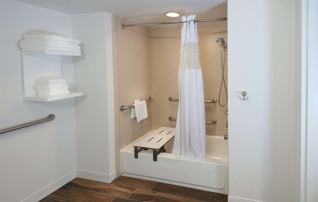 Guest room bath