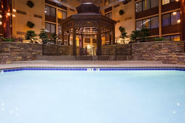 Images Holiday Inn Blmgtn Arpt South - Mall Area by IHG