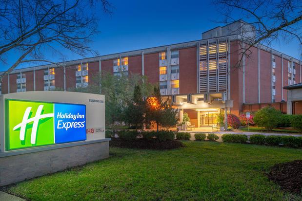 Images Holiday Inn Express Building 308