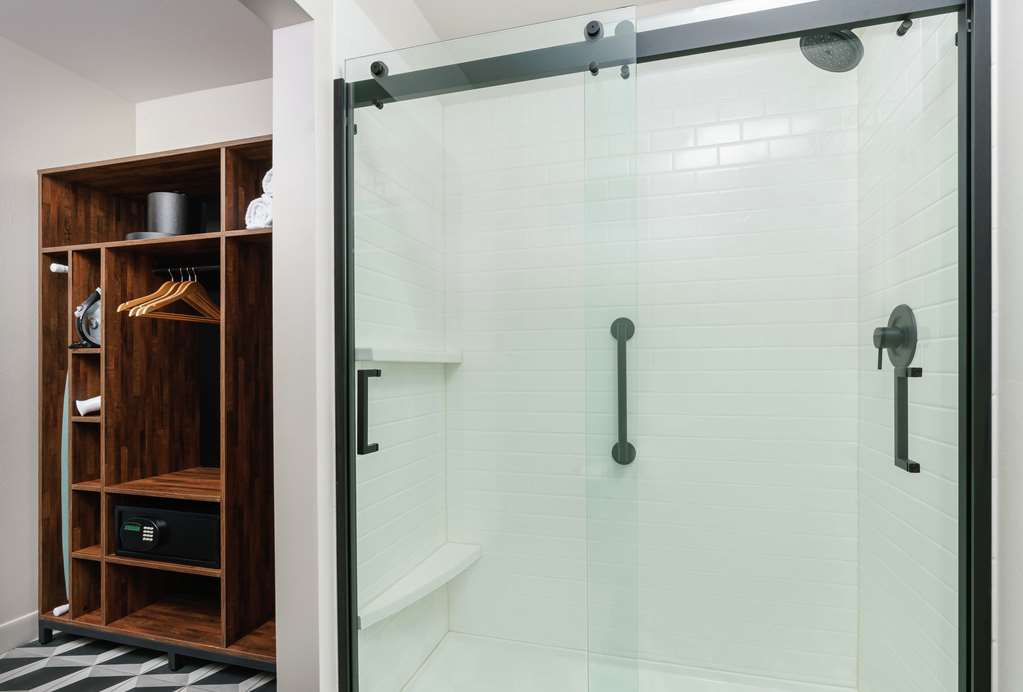Guest room bath 
