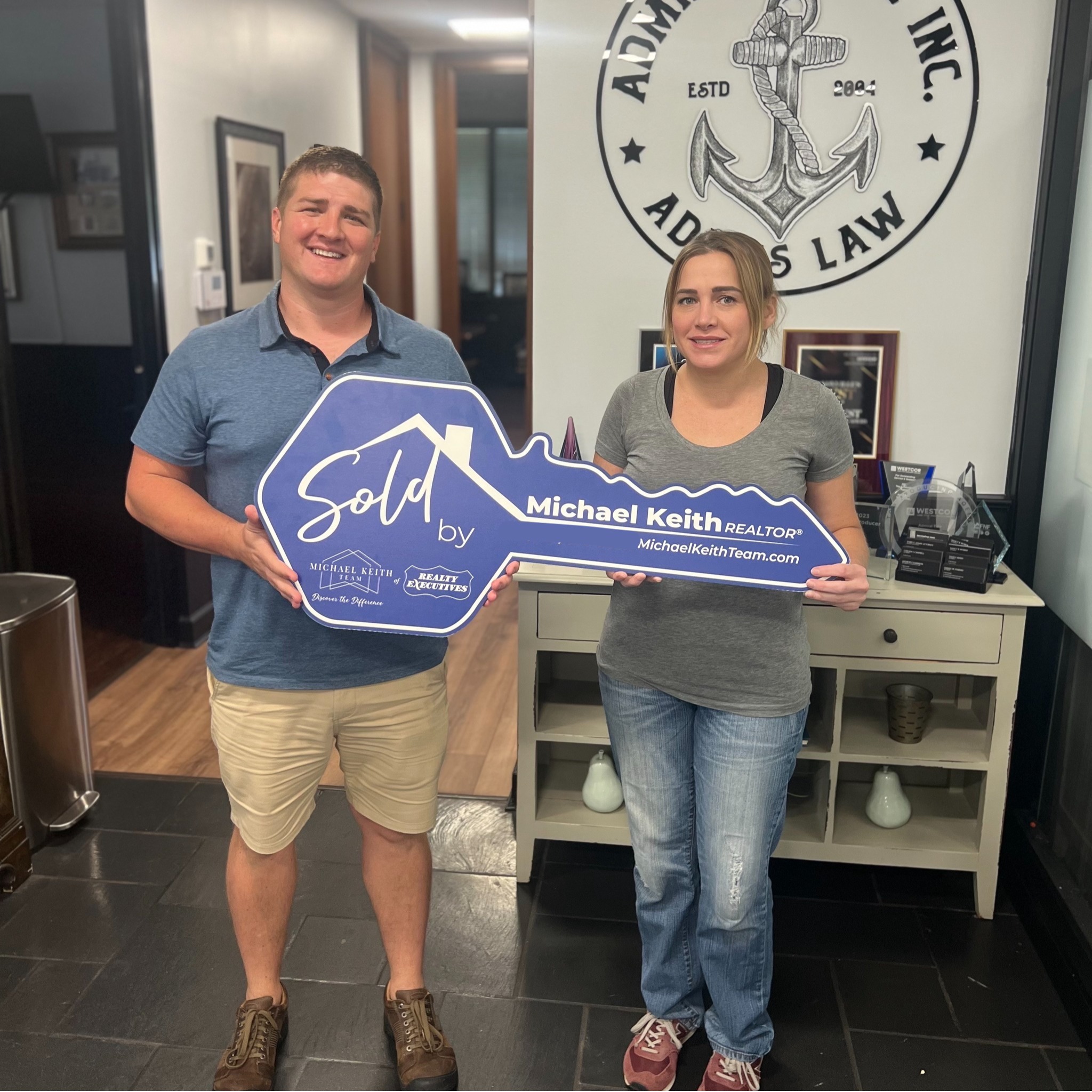 A proud moment celebrating another successful closing with clients who trusted me to guide them through every step of their real estate journey. Whether navigating homes or terrain, my goal is to provide clarity, confidence, and a smooth experience from start to finish. Grateful for the opportunity to help another family move forward and build their legacy here in East Tennessee.