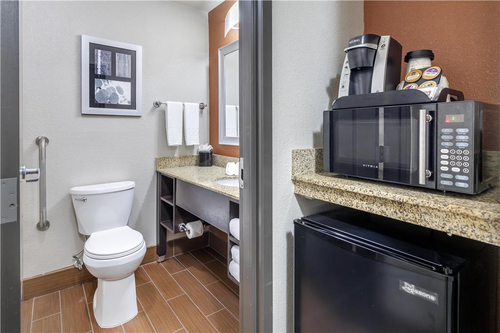 Suite guest room bath