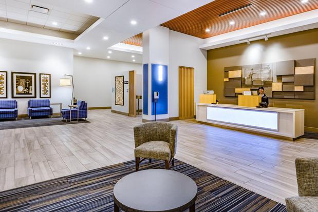 Images Holiday Inn Express & Suites Lincoln Downtown by IHG