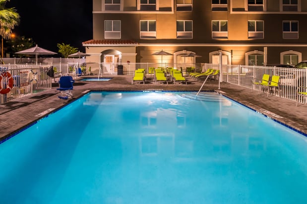 Images Holiday Inn Express & Suites St. Petersburg - Madeira Beach by IHG