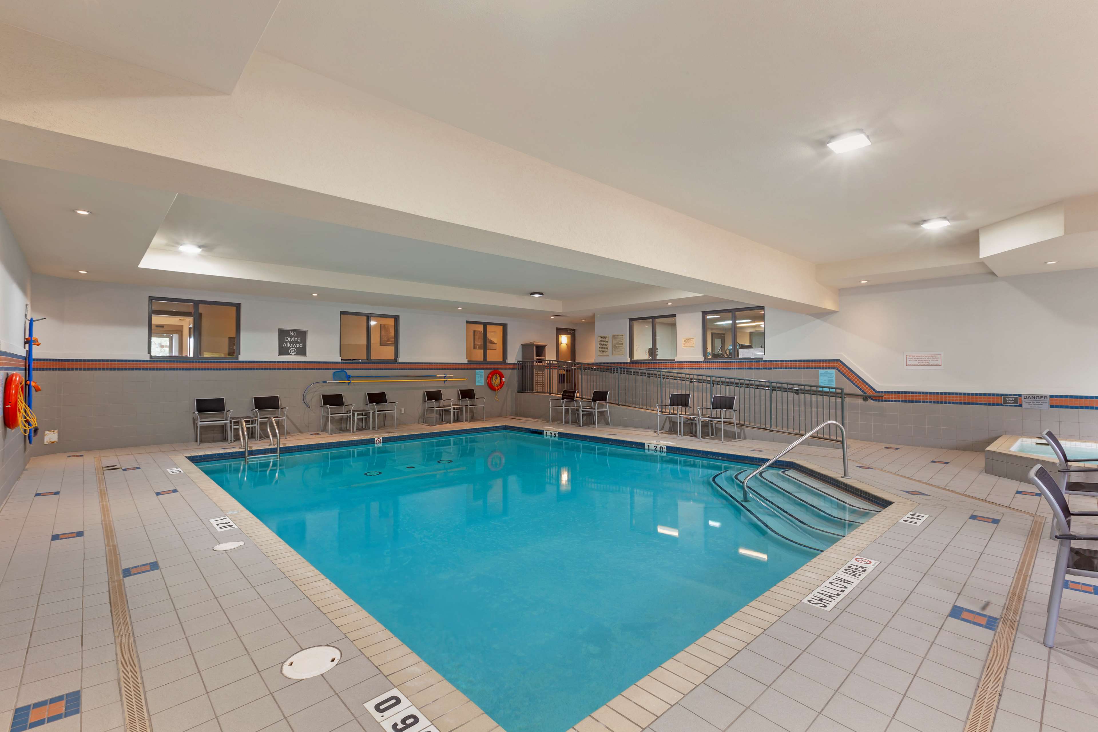 pool Best Western Plus Burlington Inn & Suites Burlington (905)639-2700
