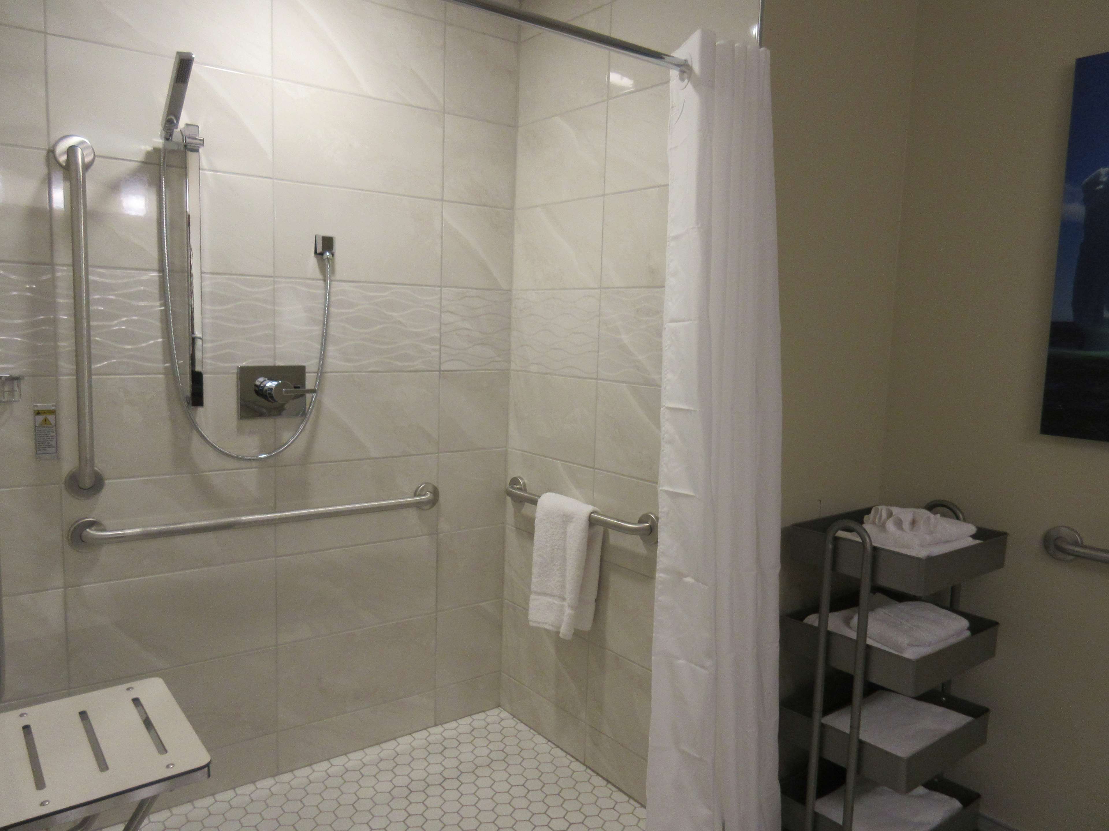 Best Western Plus St. John's Airport Hotel And Suites à St. John's: Mobility Accessible Guest Bathroom