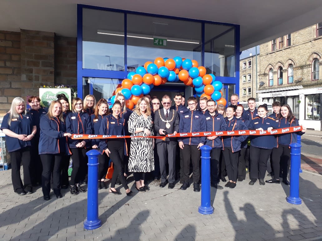 Store staff at B&M's new store in Todmorden were delighted to welcome the local mayor to cut the ribbon to officially open the store.