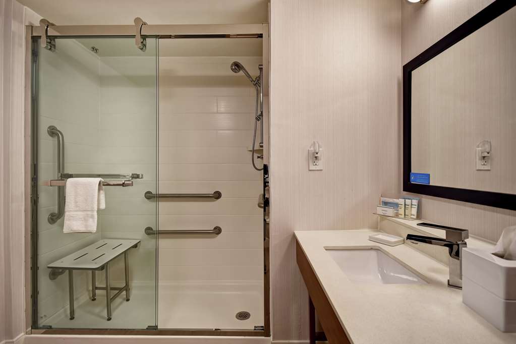 Guest room bath
