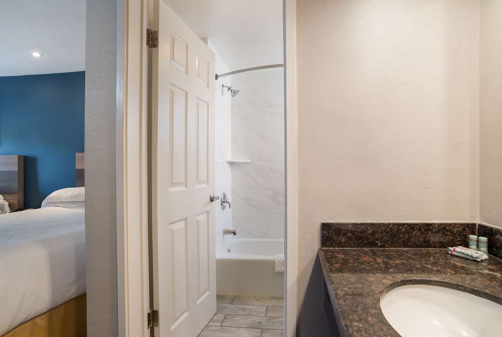 Double Queen Bathroom