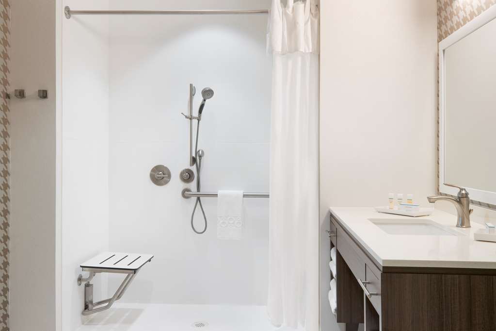Guest room bath