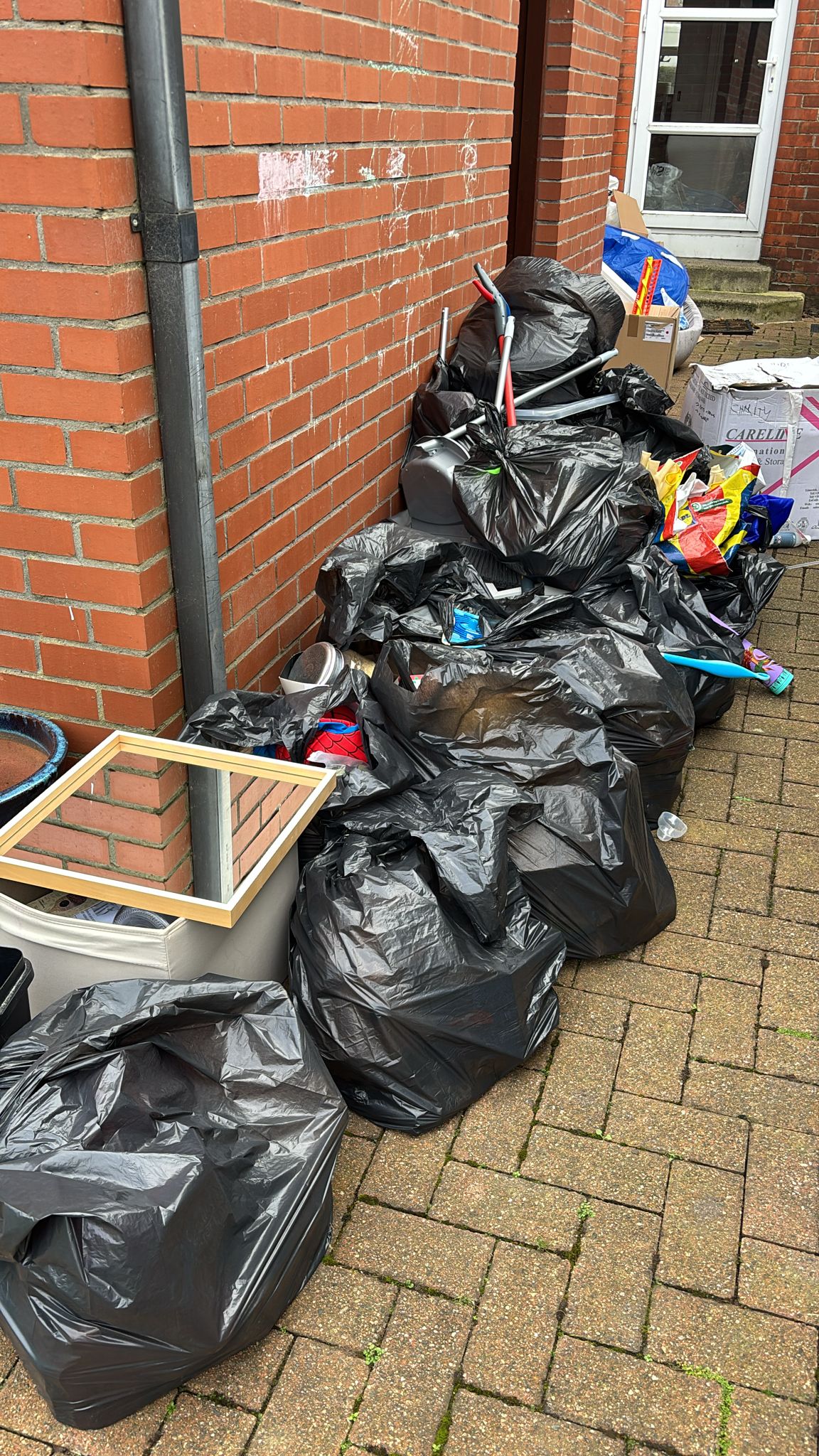 Residential Rubbish Removal, Commercial Waste Removal, Garden Waste Clearance, Construction & Renovation Waste Removal, Attic, Garage & Shed Clearance, Tree Removal & Green Waste Recycling