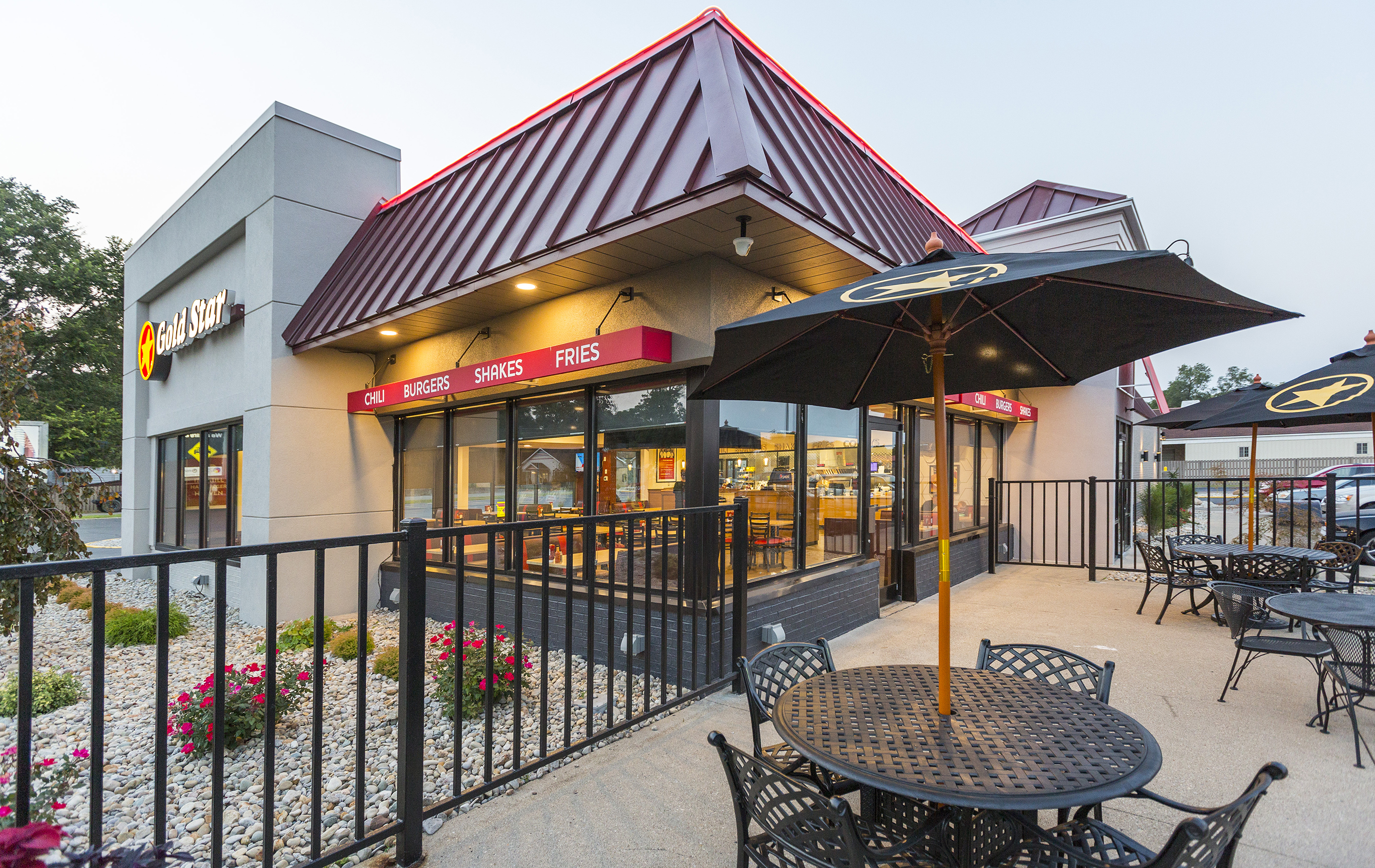 Gold Star Middletown's patio dining area.