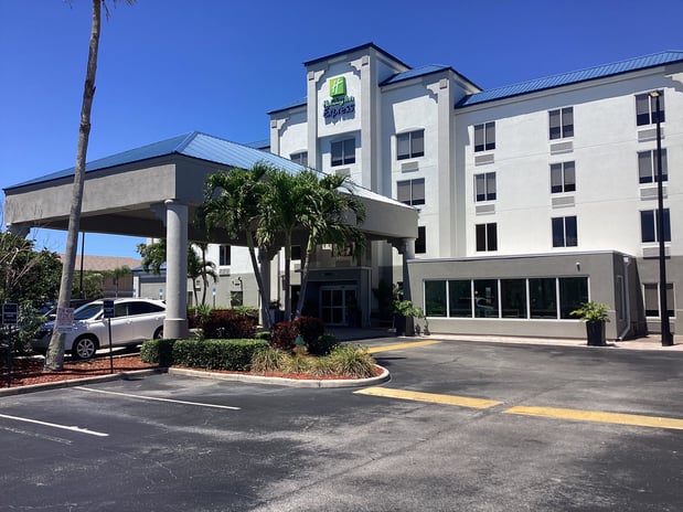 Images Holiday Inn Express & Suites Cocoa Beach by IHG
