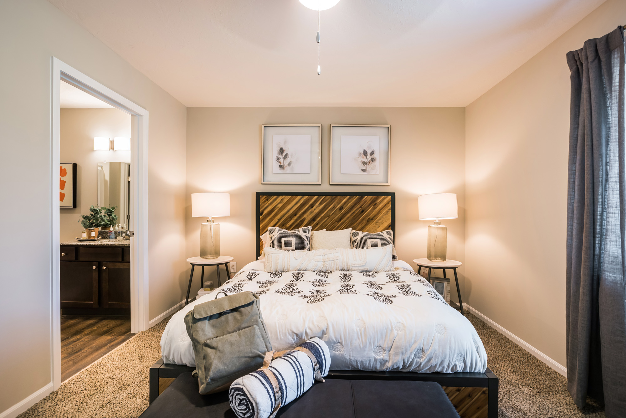 Large main bedroom with en-suite bathroom & closet