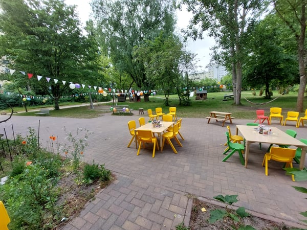 Bei schönem Wetter holen wir unser Kinderrestaurant auch gerne in den Garten.