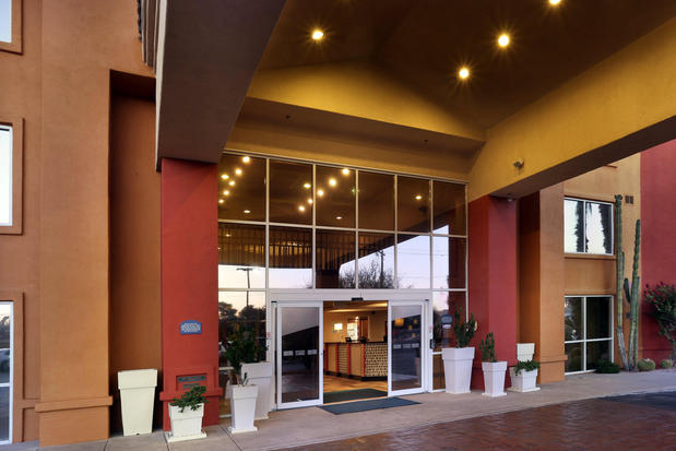 Images Holiday Inn Express & Suites Scottsdale - Old Town, an IHG Hotel