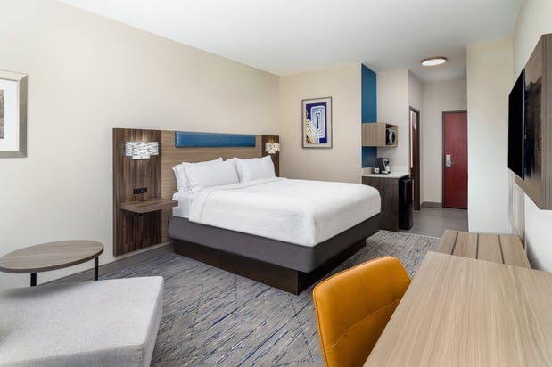 Images Holiday Inn Express & Suites Pratt by IHG