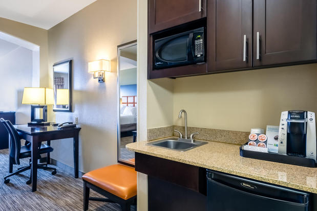 Images Holiday Inn Express & Suites Dallas W - I-30 Cockrell Hill, an IHG Hotel