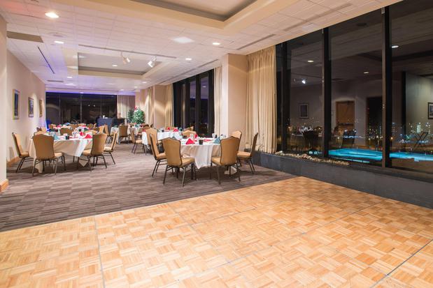 Images Holiday Inn & Suites Pittsfield-Berkshires by IHG