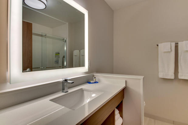 Images Holiday Inn Express & Suites Nashville Metrocenter Downtown by IHG