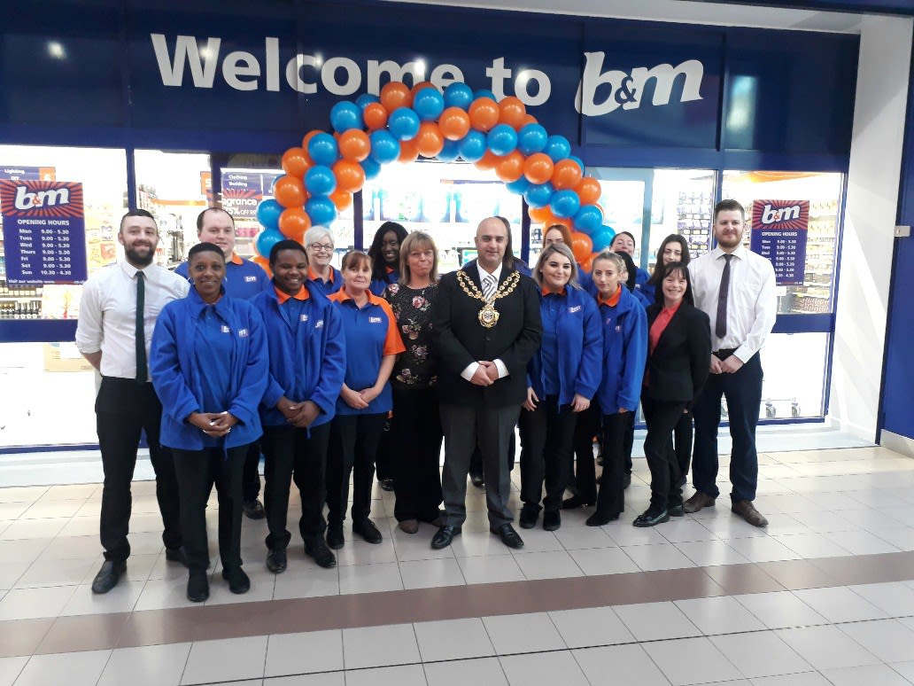 Oldham Mayor, Councillor Shadab Qumer opened the brand new B&M store located at Spindles Shopping Centre.