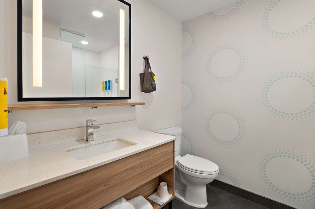 Guest room bath
