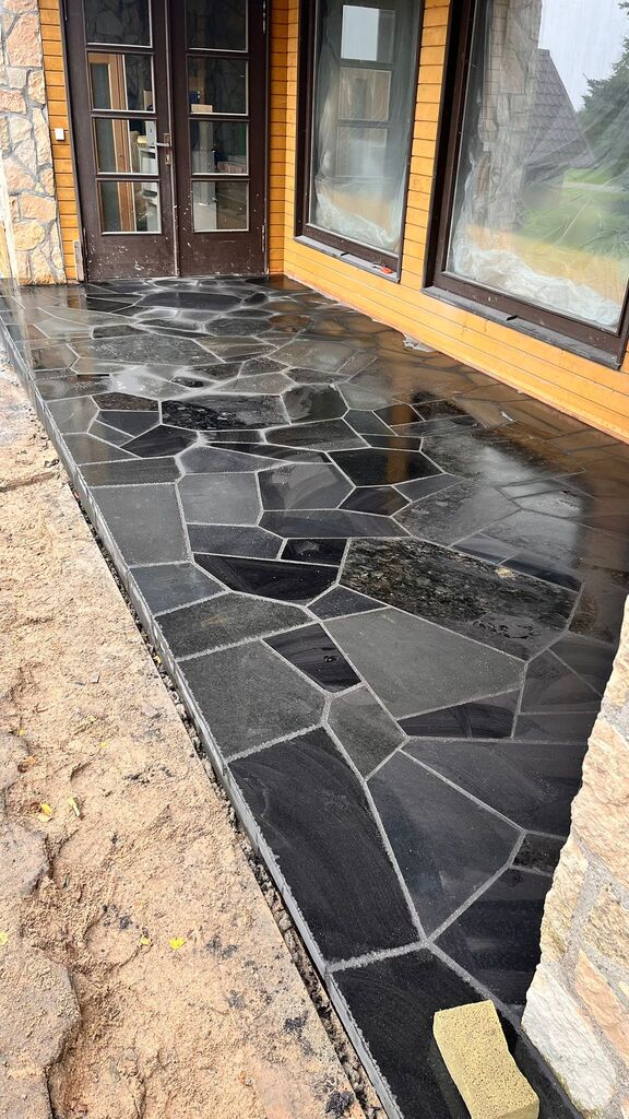 Latvijas meistaru darbs – marmora kāpnes, kas kalpo desmitgadēm.