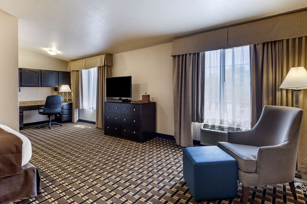 1 Queen Bed
