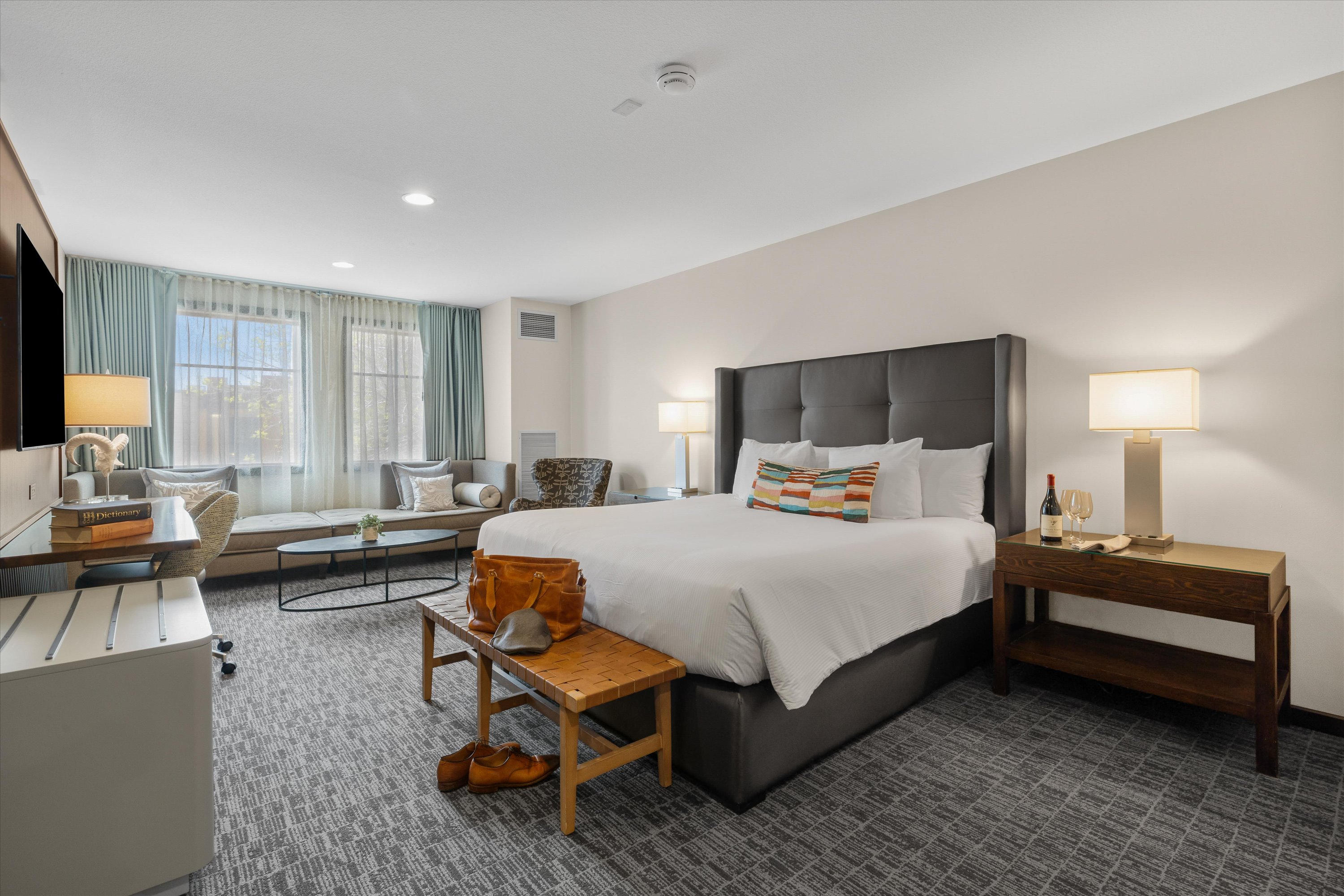 Oxford Hotel Bend is the only nationally recognized boutique four-diamond hotel in Central Oregon. Our upscale accommodations offer an organic fusion of sustainability with luxurious amenities and incomparable service.