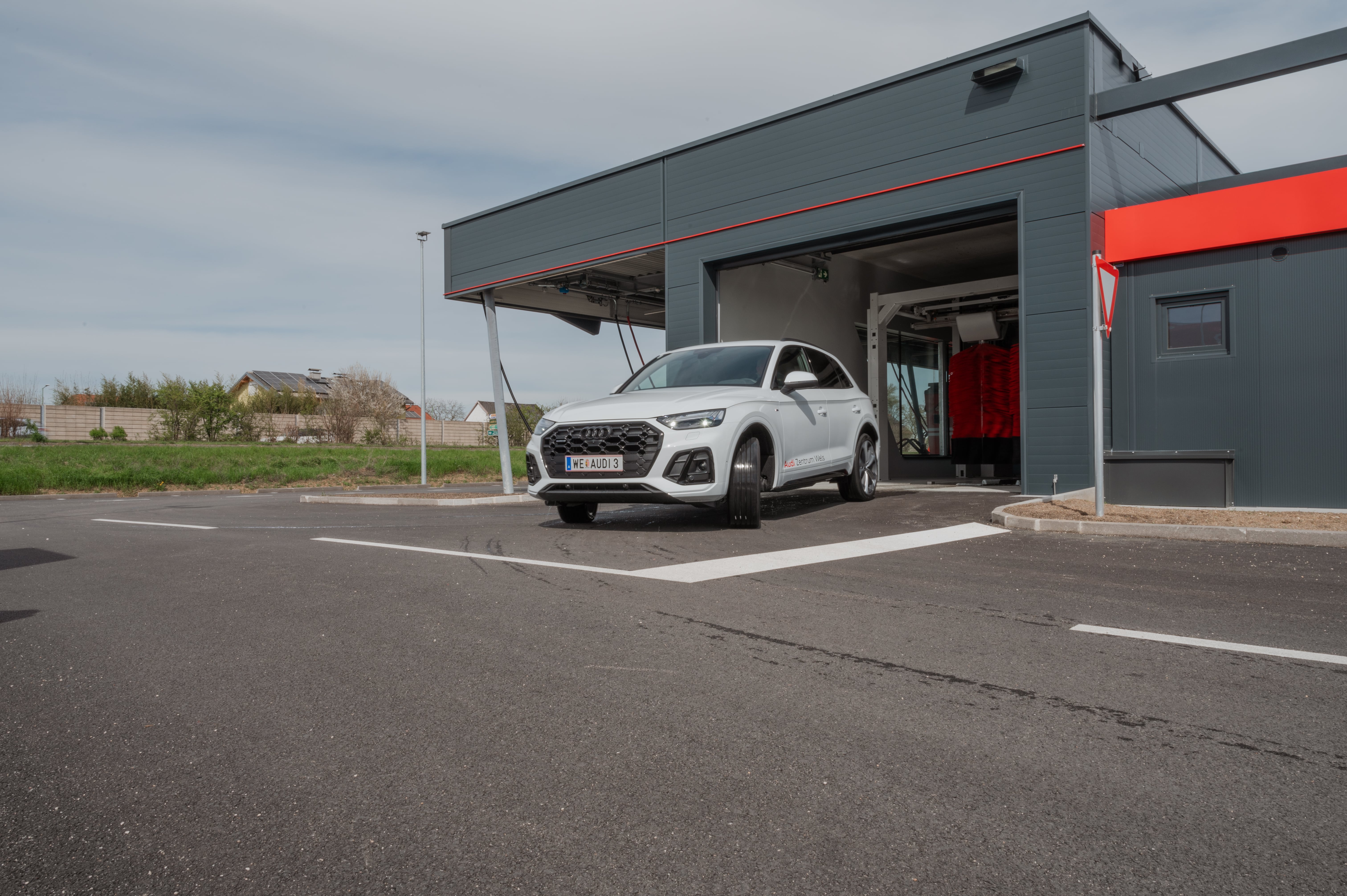 Clean & Charge - Wels I Außenwäsche - Innenreinigung - Ladestation, Werndlstraße 9 in Wels