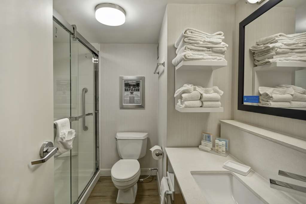 Guest room bath