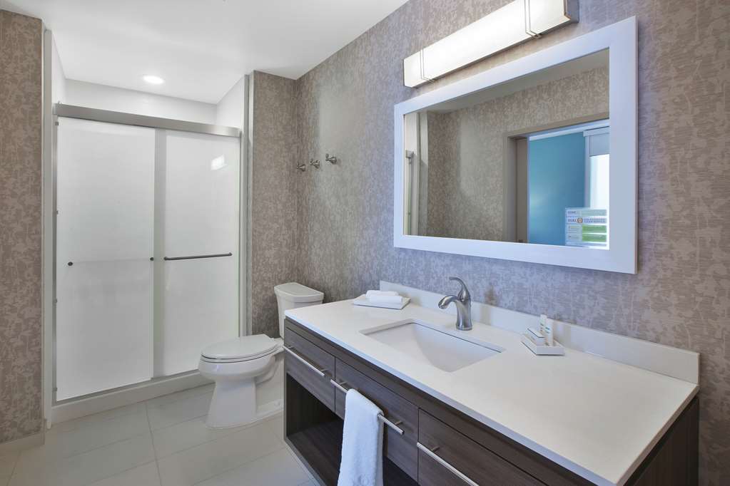 Guest room bath