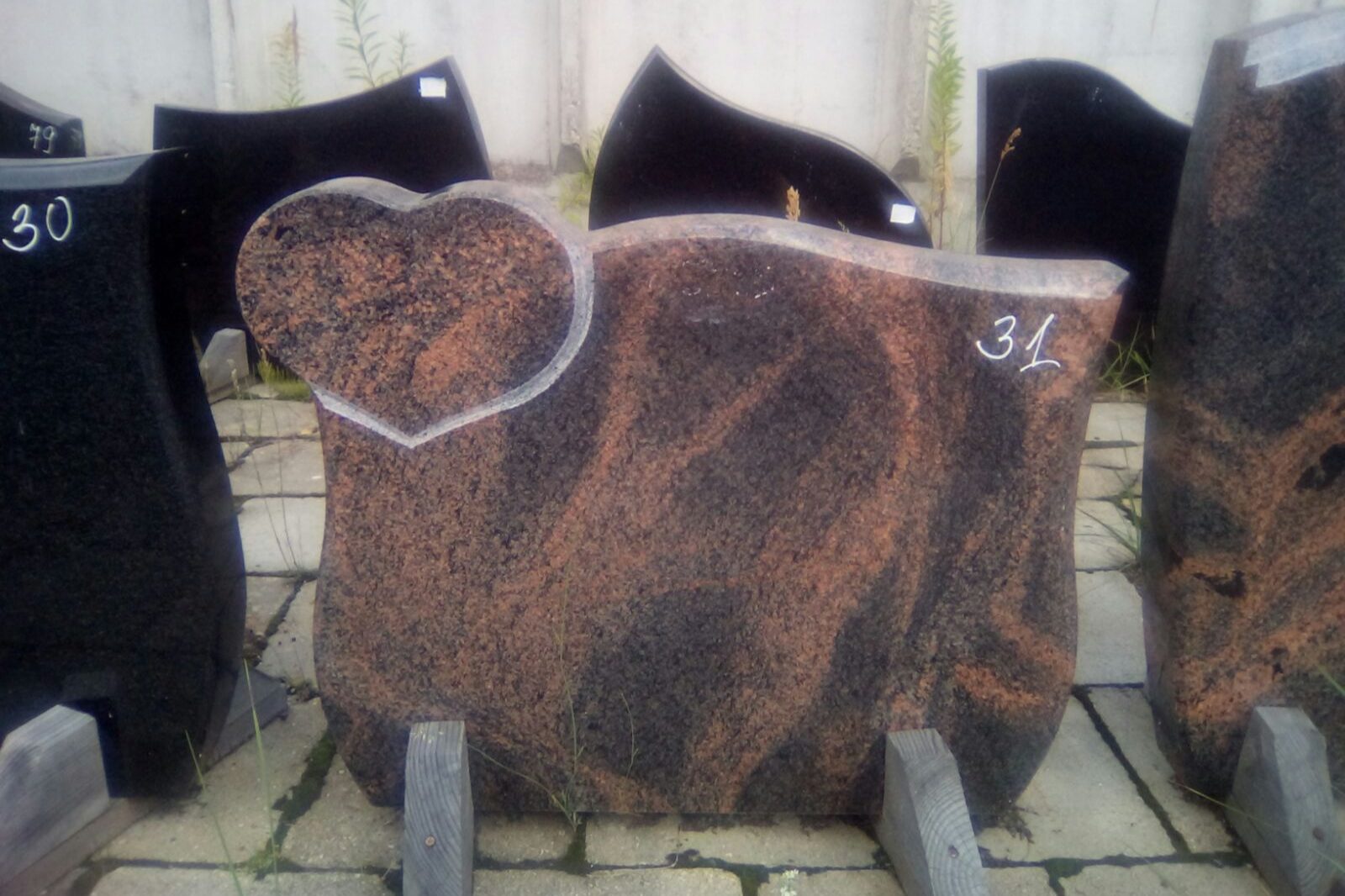 Nester, SIA granīta pieminekļi