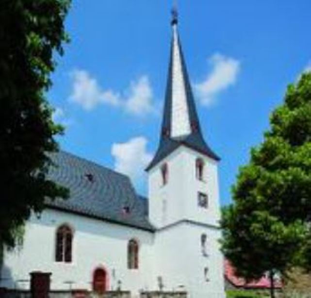 Die Kirche wurde 1260 erstmalig urkundlich erwähnt. Seit 1775 besteht sie in ihrer jetzigen Form, mit dem besonderen gotischen Altarraum und einer Weigle-Orgel. Das denkmalgeschützte Pfarrhaus steht in unmittelbarer Nachbarschaft.