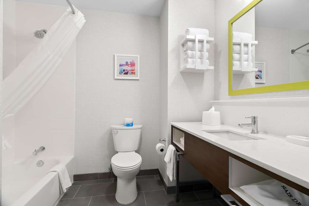 Guest room bath