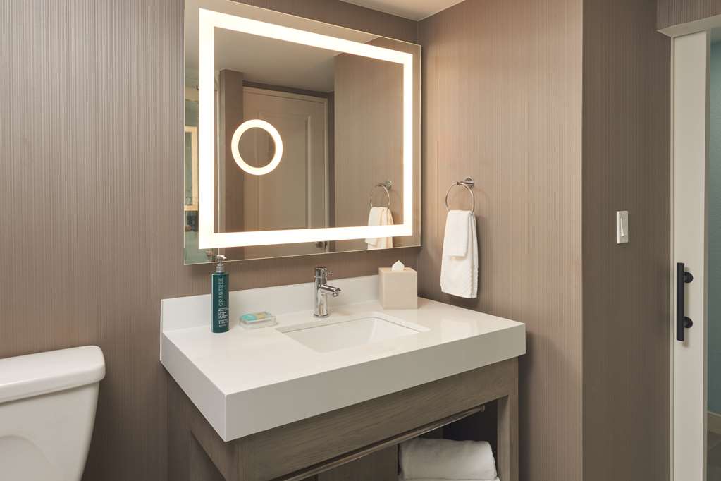 Guest room bath