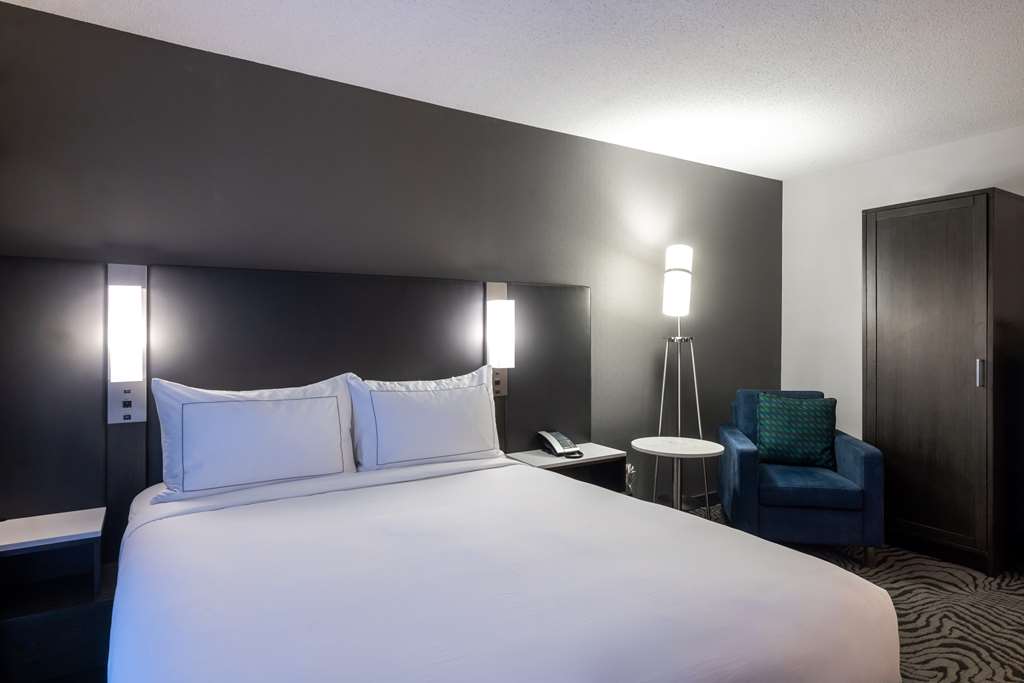 DoubleTree by Hilton Calgary North in Calgary: Guest room