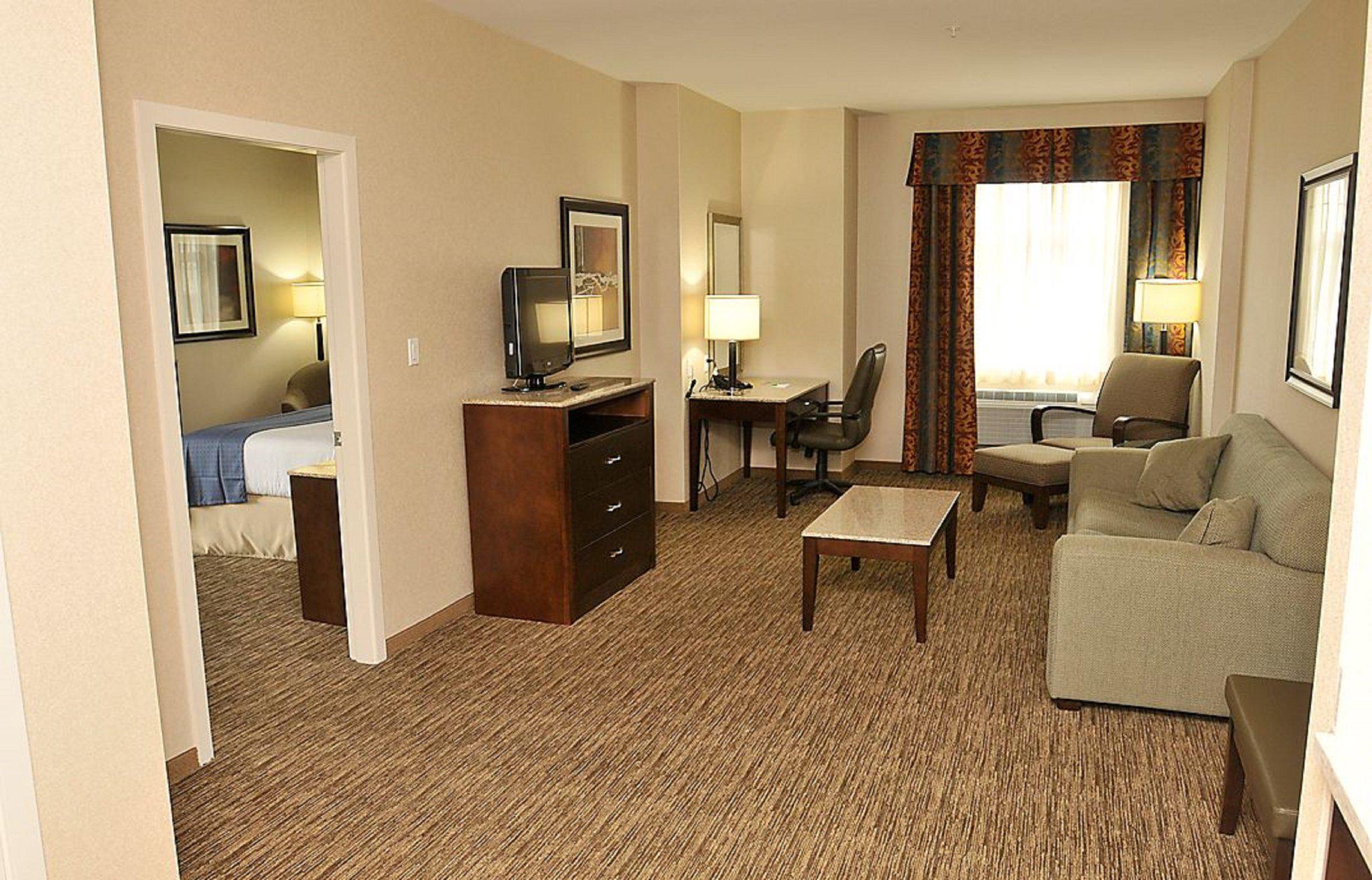 Images Holiday Inn & Suites Surrey East - Cloverdale, an IHG Hotel