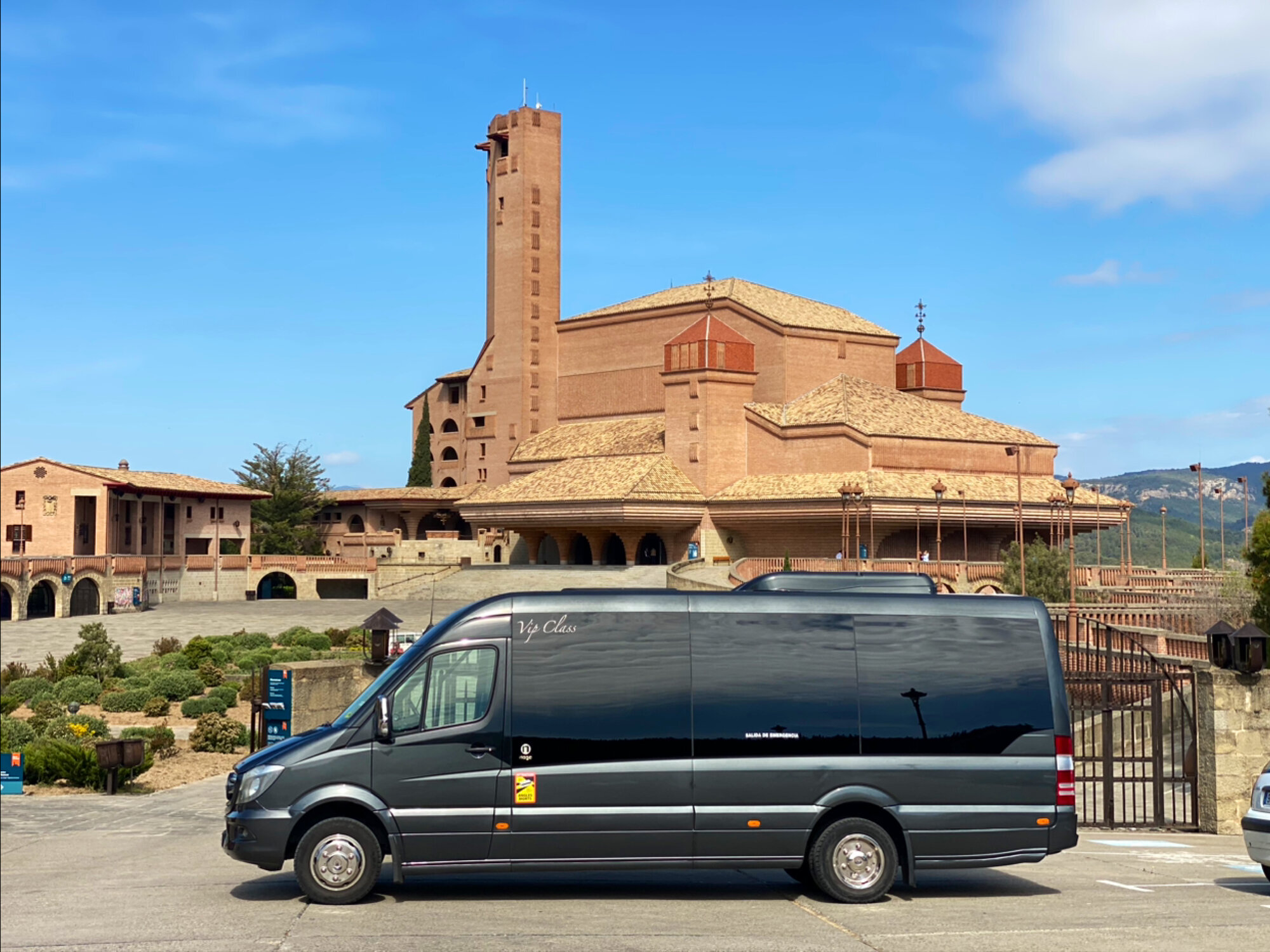 Images Fleet and Goo Minibus