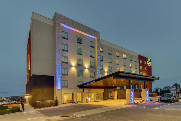 Images Holiday Inn Express & Suites Nashville Metrocenter Downtown by IHG