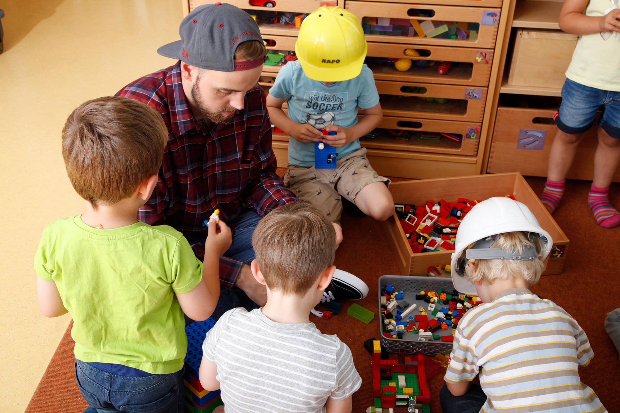 pme Familienservice Lernwelten Kita Klaus Grohe Kinderbetreuungseinrichtung Eltern und Kind  zusammen basteln lernen zusammenhalt bauen erschaffen