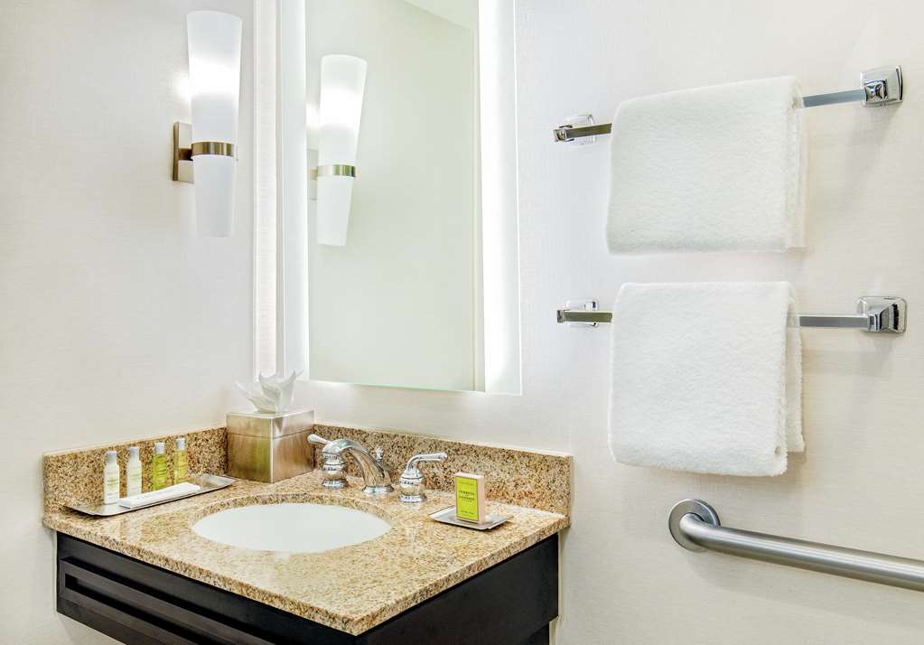 Guest room bath