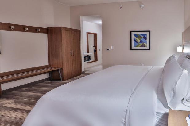 Images Holiday Inn Express & Suites Nashville Metrocenter Downtown by IHG