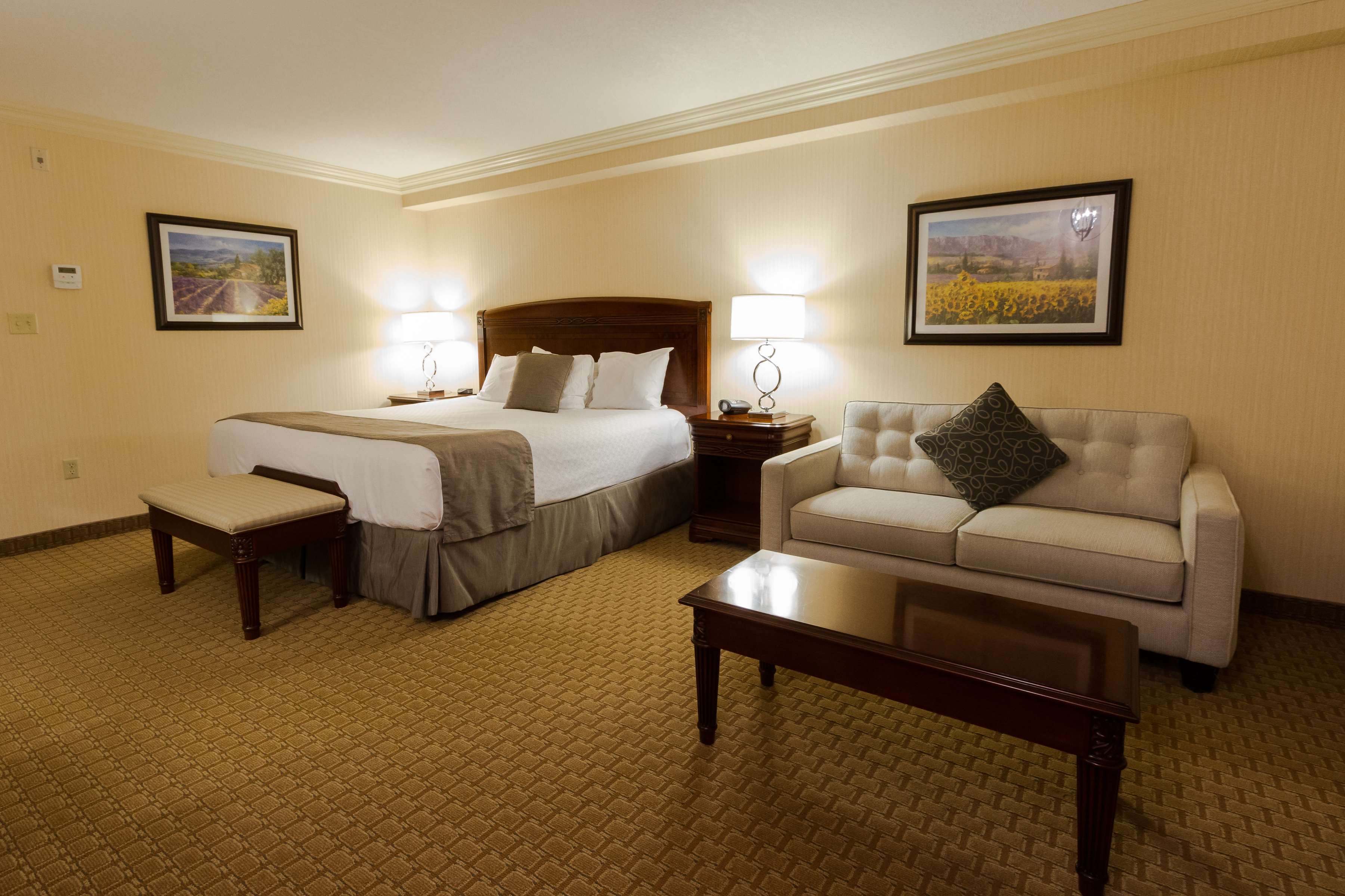King Bed Guest Room Best Western Plus The Arden Park Hotel Stratford (519)275-2936